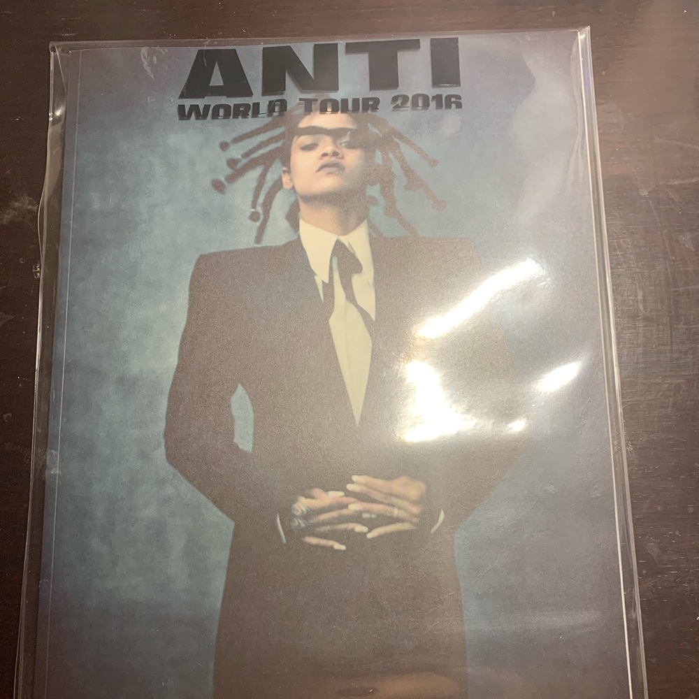 Rihanna ANTI tour book // 2016